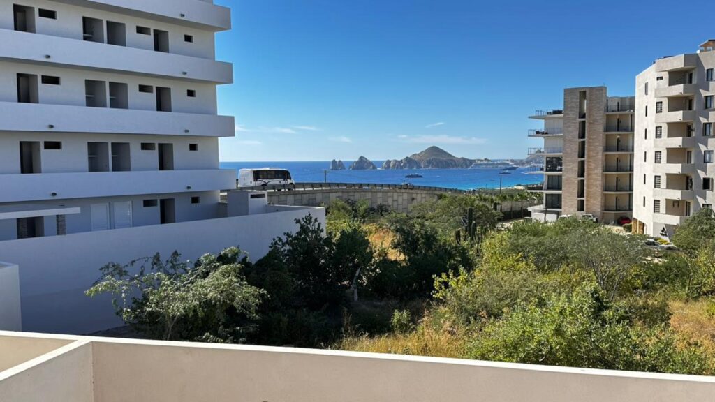 Los Cabos Altamar Torre Altamar es un desarrollo exclusivo en Cabo San Lucas con vistas espectaculares al Arco. Ofrece departamentos de 2 recámaras y 2 baños con acabados modernos. Sus amenidades incluyen gimnasio, coworking, elevador, estacionamiento y un roof garden con alberca infinita y área de grill, ideal para disfrutar atardeceres únicos. Torre Altamar is an exclusive development in Cabo San Lucas with spectacular – 12 LOTE MZA 2, Cabo Corridor, BS
