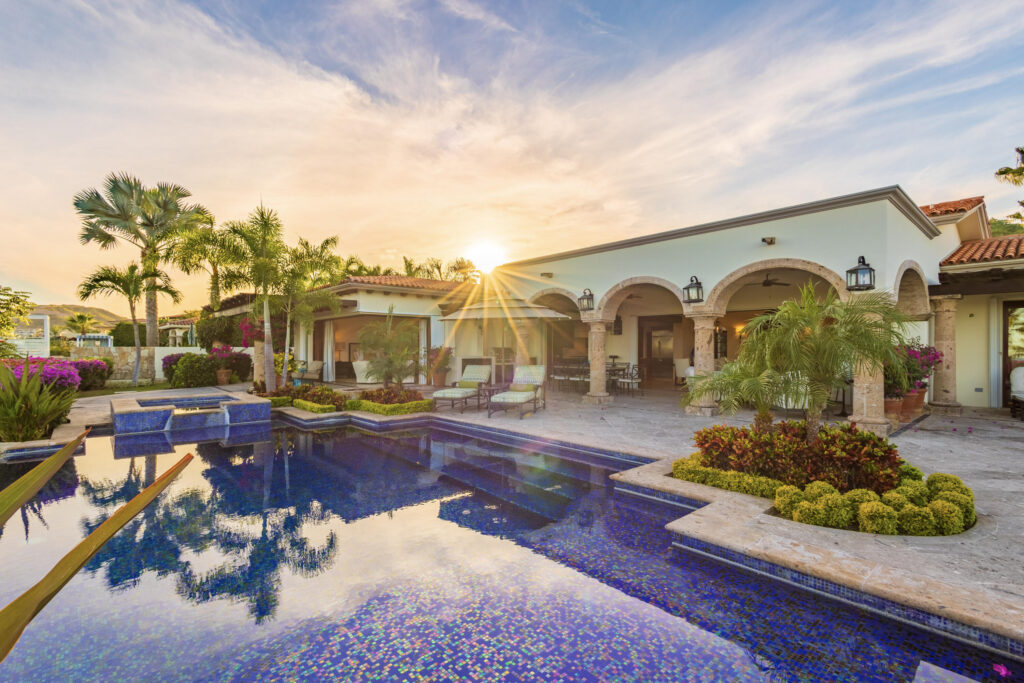 Los Cabos Vista Vela Sunset This property features 4 bedrooms and 4.5 bathrooms, an open-concept living and dining area, and a well-distributed kitchen. The design integrates indoor and outdoor living with a private garden, terrace, and a large private rooftop, perfect to create a lounge, BBQ area, or entertainment space.Additional features include covered parking and generous outdoor areas that enhance the lifestyle experience.Amenities:6 swimming poolsFully equipped fitness centerClubhousePadel and pickleball courtsLandscaped gardens and green areasPutting green24/7 gated securityControlled accessIdeal as a primary residence or investment property in Cabo San Lucas. – 140 Camino Pacifico Alto, Cabo San Lucas, BS