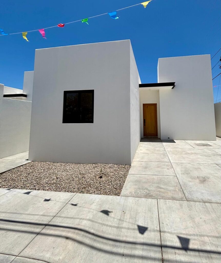 Los Cabos Terranova Terranova Residencial Hermosa casa amueblada y lista para habitar. Cuenta con 3 amplias recámaras (2 con terraza), 2.5 baños, sala, cocina y comedor y cisterna de 5,000L. Disfruta del patio privado con asador y horno para pizza.Acceso a áreas comunes con enorme jardín, juegos infantiles, Pet Park, pérgola y asador. Seguridad 24/7 con videovigilancia!* * * * * * * * *This fully furnished house is move-in ready, featuring 3 spacious bedrooms (2 with terraces), 2.5 bathrooms, living room, kitchen, dining area and 5,000 L water cistern. Enjoy a private patio with a BBQ & traditional pizza hovenAccess to common areas with a garden, pergola, kids & pets playground, and BBQ space24/7 security & video recording! – 16 de Septiembre, San Jose del Cabo, BS