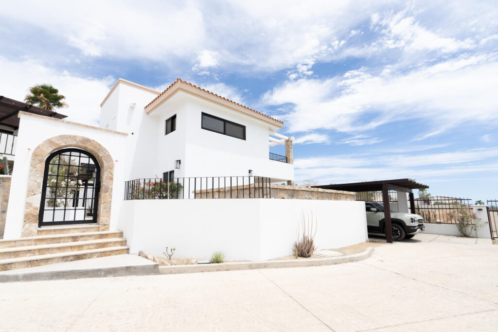Los Cabos Vista Vela Sunset This property features 4 bedrooms and 4.5 bathrooms, an open-concept living and dining area, and a well-distributed kitchen. The design integrates indoor and outdoor living with a private garden, terrace, and a large private rooftop, perfect to create a lounge, BBQ area, or entertainment space.Additional features include covered parking and generous outdoor areas that enhance the lifestyle experience.Amenities:6 swimming poolsFully equipped fitness centerClubhousePadel and pickleball courtsLandscaped gardens and green areasPutting green24/7 gated securityControlled accessIdeal as a primary residence or investment property in Cabo San Lucas. – 18 Cotero Puerta del Mar, Cabo Corridor, BS