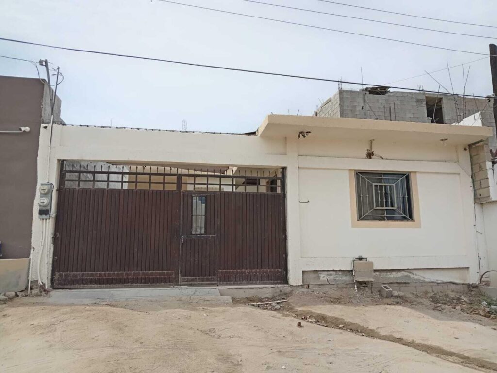 Los Cabos Centro-Csl North Casa habitación con ampliación en planta alta, ideal para inversión en Los Cabos. Planta baja: sala, cocina, 2 recámaras, 1 baño completo y cochera. Planta alta: 2 recámaras tipo estudio, cada una con baño completo y acceso independiente. Permite hasta 3 unidades habitacionales, con privacidad y opción de renta. Ubicada en zona urbana con servicios y vialidades cercanas.Single-family home with upper-level expansion, ideal for investment in Los Cabos. Ground floor: living room, kitchen, 2 bedrooms, 1 full bathroom, and carport. Upper level: 2 studio-style bedrooms, each with a full bathroom and independent access. Allows up to 3 separate units, offering privacy and rental flexibility. Located in an urban area with nearby services and main roads. for sale