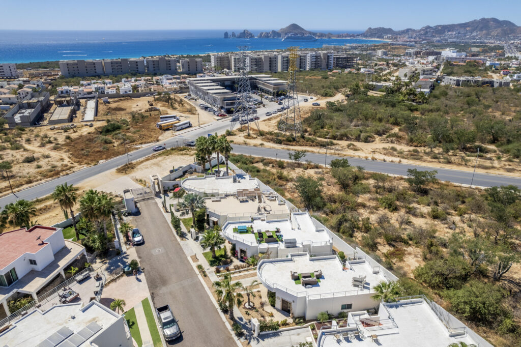 Los Cabos La Cima Descubre esta acogedora casa en La Cima, ubicada en una zona tranquila del corredor turístico de Los Cabos.La propiedad de dos niveles ofrece un diseño funcional con 2 rec/3 baños, ideal tanto para vivir tiempo completo y para inversión vacacional.En planta baja encontrarás espacios bien distribuidos que incluyen área de sala, comedor y cocina, creando un ambiente práctico para la vida diaria.En el segundo nivel se encuentra una estancia adicional, perfecta como sala de TV, oficina o área familiar, la cual tiene el potencial de convertirse en una tercera recámara, brindando mayor flexibilidad según las necesidades del propietario.Ubicada en una zona con fácil acceso a supermercados servicios y playas, esta casa combina comodidad, privacidad y excelente potencial de plusvalía en Discover this inviting home in La Cima, located in a quiet area of the Los Cabos tourist corridor. This two-story property offers a functional design with 2 bedrooms and 3 bathrooms, ideal for full-time living or as a vacation investment. On the ground floor, you'll find well-distributed spaces including a living room, dining room, and kitchen, creating a practical environment for everyday living. The second floor features an additional room, perfect as a TV room, office, or family area, which has the potential to be converted into a third bedroom, providing greater flexibility according to the owner's needs. Located in an area with easy access to supermarkets, services, and beaches, this home combines comfort, privacy, and excellent appreciation potential in Los Cabos. – 4 Casa Estrella-Vistana del Cabo, Cabo Corridor, BS