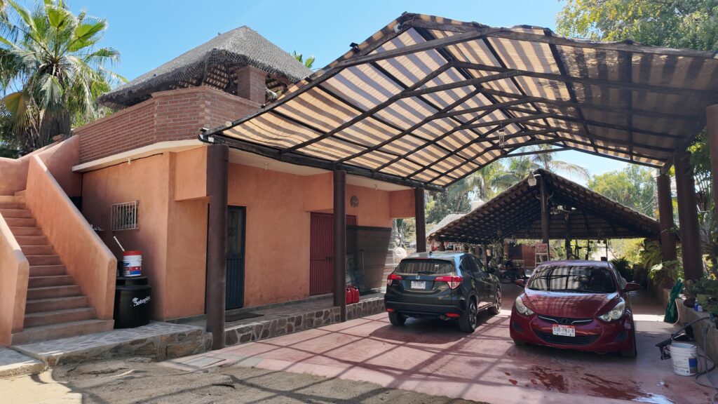 Los Cabos Jacarandas Residencia de dos niveles con 249.75 m² de construcción sobre 200 m² de terreno. Cuenta con 3 recámaras, 2.5 baños, sala con doble altura, cocina integral con barra desayunador y área de comedor con vista al patio.La recámara principal ofrece baño completo con tina tipo jacuzzi. Acabados en mármol, carpintería en tono oscuro y excelente iluminación natural. Patio amplio ideal para reuniones y cochera con portón eléctrico.Ubicada en zona residencial cercana a servicios y vialidades principales. – 76 Manuel Márquez de León, Pacific, BS