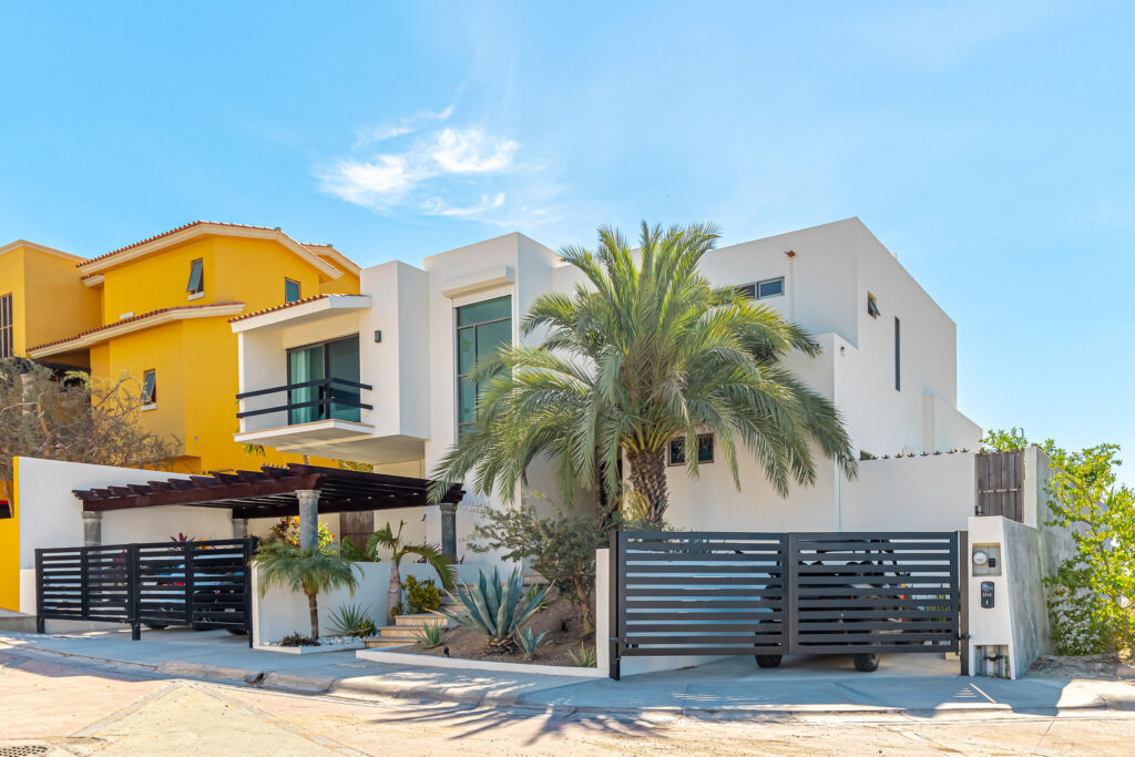 Los Cabos Hacienda Campestre Beautiful 3 bedroom home with additional nanny(maids)quarters, roof top terrace and a garage backing onto the 13th fairway of the prestigious Club Campestre Golf course. Here is your opportunity to own a piece of the established and very sought after community of Hacienda in Campestre. Surrounded by lush green landscape and over head ocean – 7g Faro de Cortes, San Jose del Cabo, BS