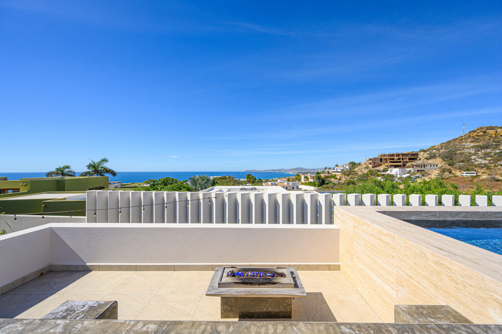 Los Cabos Vista Vela Sunset This property features 4 bedrooms and 4.5 bathrooms, an open-concept living and dining area, and a well-distributed kitchen. The design integrates indoor and outdoor living with a private garden, terrace, and a large private rooftop, perfect to create a lounge, BBQ area, or entertainment space.Additional features include covered parking and generous outdoor areas that enhance the lifestyle experience.Amenities:6 swimming poolsFully equipped fitness centerClubhousePadel and pickleball courtsLandscaped gardens and green areasPutting green24/7 gated securityControlled accessIdeal as a primary residence or investment property in Cabo San Lucas. – Ave Mision San Diego, San Jose del Cabo, BS