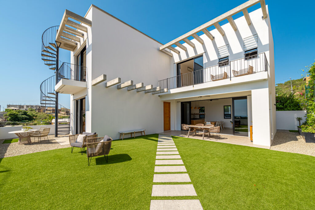 Los Cabos Vista Vela Sunset This property features 4 bedrooms and 4.5 bathrooms, an open-concept living and dining area, and a well-distributed kitchen. The design integrates indoor and outdoor living with a private garden, terrace, and a large private rooftop, perfect to create a lounge, BBQ area, or entertainment space.Additional features include covered parking and generous outdoor areas that enhance the lifestyle experience.Amenities:6 swimming poolsFully equipped fitness centerClubhousePadel and pickleball courtsLandscaped gardens and green areasPutting green24/7 gated securityControlled accessIdeal as a primary residence or investment property in Cabo San Lucas. – Calle Marlin, San Jose del Cabo, BS