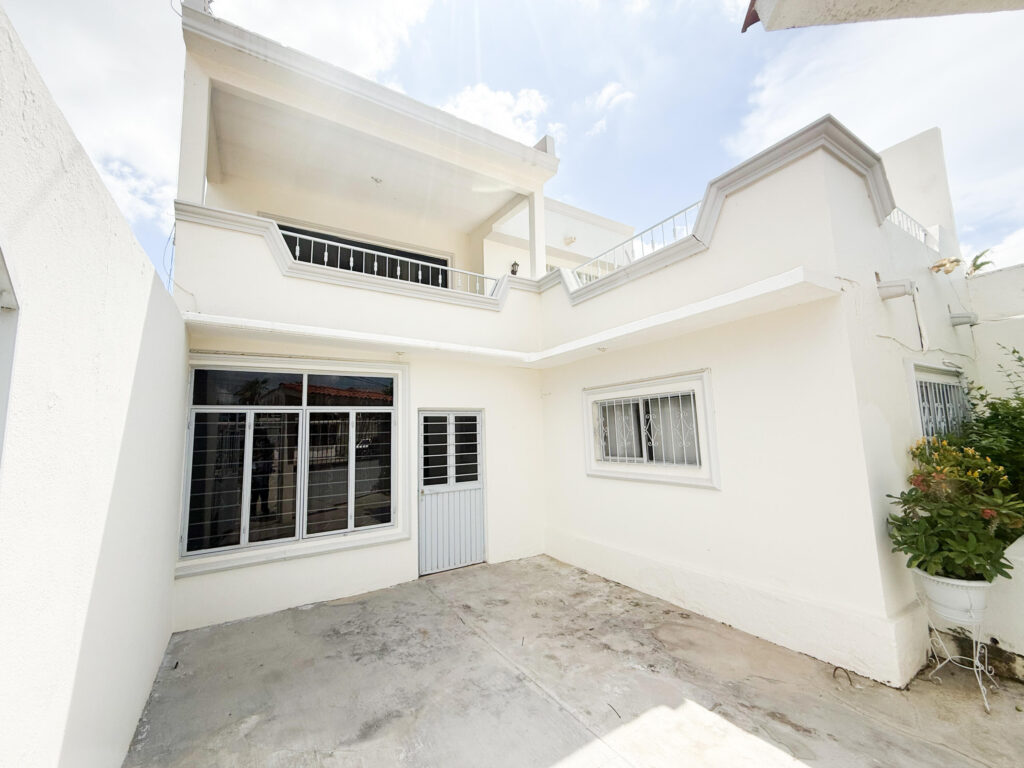 Los Cabos Ampliacion El Zacata EN VENTA CASA DE ENMEDIO, Col. Zacatal San José de Cabo.Esta casa se encuentra en un estado impecable, prácticamente nueva. Cuenta con recamara master con baño. 2 recamaras con closet. Todas las recamaras con aire acondicionado y closet. Estancia de sala y comedor con aire acondicionado. Total 2.5 baños. Amplio patio. Cisterna de 5,000 litros y tinaco de 1,100 litros. Tanque de gas LP estacionario. Calentador. Equipo hidroneumático. Conexiones listas para cocina y lavadora. Ubicada cerca de Oxxo, Chedraui, Smart Fit. Tienda Ley y Starbucks, escuelas y restaurantes. Vías rápidas por boulevard Forjadores y a 3 minutos de carretera Transpeninsular. for sale