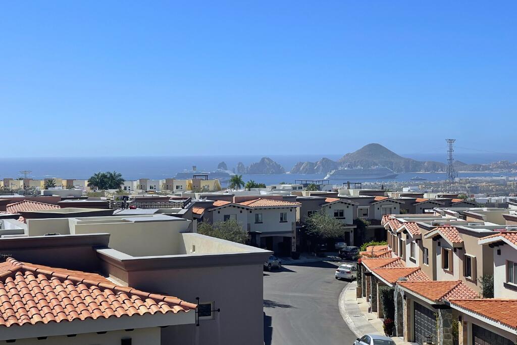 Los Cabos Ventanas Located in the most desirable area of Cabo San Lucas, Tezal, this stunning home offers comfort space and excellent family lifestyle.3 spacious bedrooms, a study /office, 2.5 bathrooms, maid's quarter with a full bathroom. the home is offered unfurnished, giving you the perfect opportunity to decorate and furnish it to your personal taste and style. community with : 24/7 security, swimming pools for adults and children, gym, pet friendly environment.Ideal for Families seeking confort, security and great location. – Casa ventanas fase 2, casa 2, Cabo Corridor, Cabo Corridor, BS