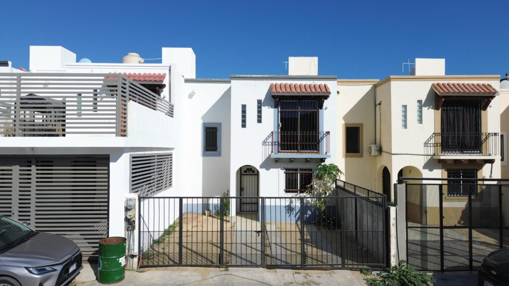 Los Cabos Centro-Csl North Casa habitación con ampliación en planta alta, ideal para inversión en Los Cabos. Planta baja: sala, cocina, 2 recámaras, 1 baño completo y cochera. Planta alta: 2 recámaras tipo estudio, cada una con baño completo y acceso independiente. Permite hasta 3 unidades habitacionales, con privacidad y opción de renta. Ubicada en zona urbana con servicios y vialidades cercanas.Single-family home with upper-level expansion, ideal for investment in Los Cabos. Ground floor: living room, kitchen, 2 bedrooms, 1 full bathroom, and carport. Upper level: 2 studio-style bedrooms, each with a full bathroom and independent access. Allows up to 3 separate units, offering privacy and rental flexibility. Located in an urban area with nearby services and main roads. for sale