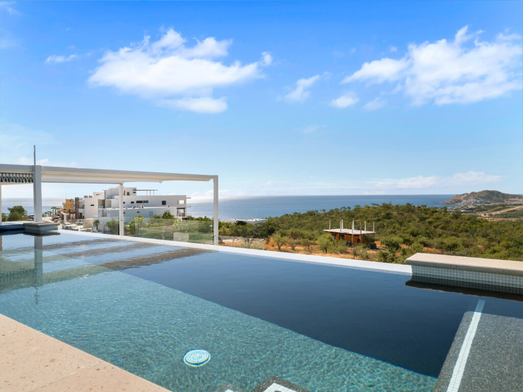 Los Cabos Vista Vela Sunset This property features 4 bedrooms and 4.5 bathrooms, an open-concept living and dining area, and a well-distributed kitchen. The design integrates indoor and outdoor living with a private garden, terrace, and a large private rooftop, perfect to create a lounge, BBQ area, or entertainment space.Additional features include covered parking and generous outdoor areas that enhance the lifestyle experience.Amenities:6 swimming poolsFully equipped fitness centerClubhousePadel and pickleball courtsLandscaped gardens and green areasPutting green24/7 gated securityControlled accessIdeal as a primary residence or investment property in Cabo San Lucas. – El Tule, San Jose Corridor, BS
