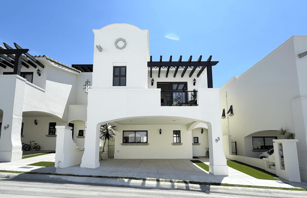 Los Cabos Jacarandas Residencia de dos niveles con 249.75 m² de construcción sobre 200 m² de terreno. Cuenta con 3 recámaras, 2.5 baños, sala con doble altura, cocina integral con barra desayunador y área de comedor con vista al patio.La recámara principal ofrece baño completo con tina tipo jacuzzi. Acabados en mármol, carpintería en tono oscuro y excelente iluminación natural. Patio amplio ideal para reuniones y cochera con portón eléctrico.Ubicada en zona residencial cercana a servicios y vialidades principales. – Las Misiones, Cabo Corridor, BS