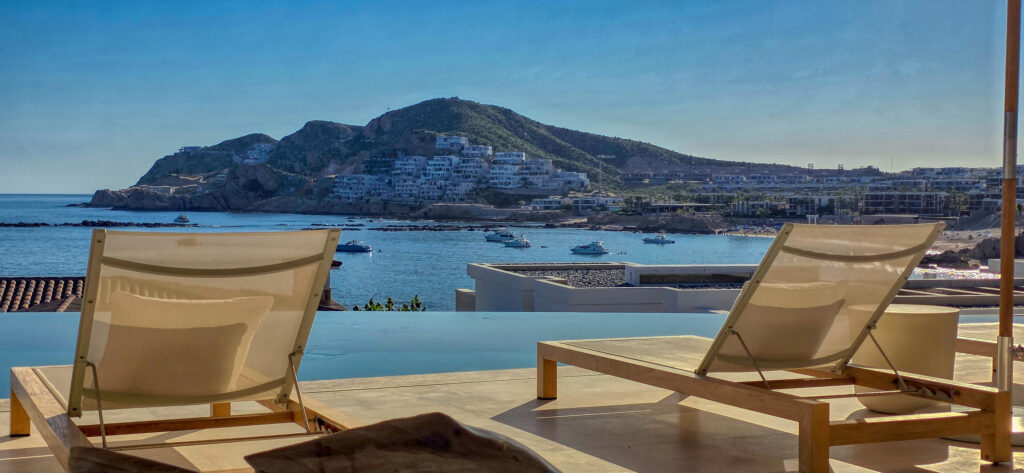 Los Cabos Jacarandas Residencia de dos niveles con 249.75 m² de construcción sobre 200 m² de terreno. Cuenta con 3 recámaras, 2.5 baños, sala con doble altura, cocina integral con barra desayunador y área de comedor con vista al patio.La recámara principal ofrece baño completo con tina tipo jacuzzi. Acabados en mármol, carpintería en tono oscuro y excelente iluminación natural. Patio amplio ideal para reuniones y cochera con portón eléctrico.Ubicada en zona residencial cercana a servicios y vialidades principales. – Legado 7 Villas Del Mar, San Jose Corridor, San Jose Corridor, BS