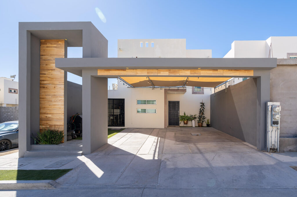 Los Cabos Ampliacion El Zacata EN VENTA CASA DE ENMEDIO, Col. Zacatal San José de Cabo.Esta casa se encuentra en un estado impecable, prácticamente nueva. Cuenta con recamara master con baño. 2 recamaras con closet. Todas las recamaras con aire acondicionado y closet. Estancia de sala y comedor con aire acondicionado. Total 2.5 baños. Amplio patio. Cisterna de 5,000 litros y tinaco de 1,100 litros. Tanque de gas LP estacionario. Calentador. Equipo hidroneumático. Conexiones listas para cocina y lavadora. Ubicada cerca de Oxxo, Chedraui, Smart Fit. Tienda Ley y Starbucks, escuelas y restaurantes. Vías rápidas por boulevard Forjadores y a 3 minutos de carretera Transpeninsular. for sale