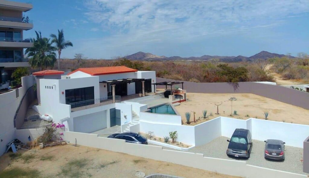 Los Cabos Vista Vela Sunset This property features 4 bedrooms and 4.5 bathrooms, an open-concept living and dining area, and a well-distributed kitchen. The design integrates indoor and outdoor living with a private garden, terrace, and a large private rooftop, perfect to create a lounge, BBQ area, or entertainment space.Additional features include covered parking and generous outdoor areas that enhance the lifestyle experience.Amenities:6 swimming poolsFully equipped fitness centerClubhousePadel and pickleball courtsLandscaped gardens and green areasPutting green24/7 gated securityControlled accessIdeal as a primary residence or investment property in Cabo San Lucas. – Lote E1 Sta Barbara, San Jose Corridor, BS
