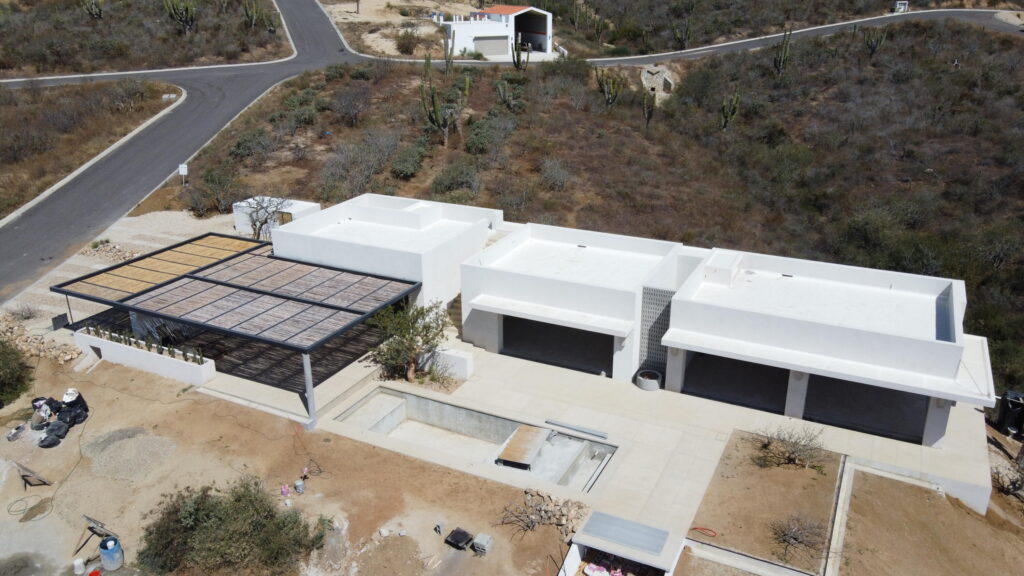 Los Cabos Jacarandas Residencia de dos niveles con 249.75 m² de construcción sobre 200 m² de terreno. Cuenta con 3 recámaras, 2.5 baños, sala con doble altura, cocina integral con barra desayunador y área de comedor con vista al patio.La recámara principal ofrece baño completo con tina tipo jacuzzi. Acabados en mármol, carpintería en tono oscuro y excelente iluminación natural. Patio amplio ideal para reuniones y cochera con portón eléctrico.Ubicada en zona residencial cercana a servicios y vialidades principales. – Monte Shasta, Pacific, BS