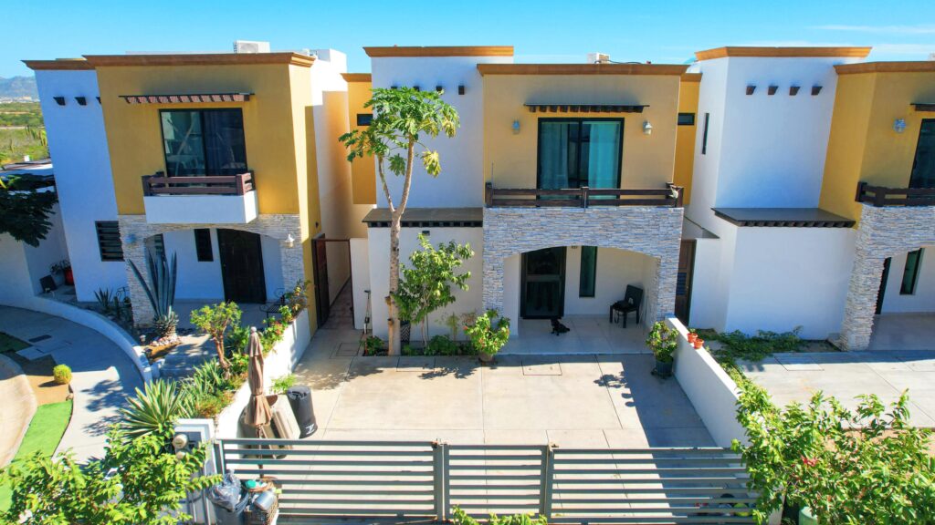 Los Cabos Terranova Terranova Residencial Hermosa casa amueblada y lista para habitar. Cuenta con 3 amplias recámaras (2 con terraza), 2.5 baños, sala, cocina y comedor y cisterna de 5,000L. Disfruta del patio privado con asador y horno para pizza.Acceso a áreas comunes con enorme jardín, juegos infantiles, Pet Park, pérgola y asador. Seguridad 24/7 con videovigilancia!* * * * * * * * *This fully furnished house is move-in ready, featuring 3 spacious bedrooms (2 with terraces), 2.5 bathrooms, living room, kitchen, dining area and 5,000 L water cistern. Enjoy a private patio with a BBQ & traditional pizza hovenAccess to common areas with a garden, pergola, kids & pets playground, and BBQ space24/7 security & video recording! – PORTALES CASA DORADA, Cabo San Lucas, Cabo San Lucas, BS