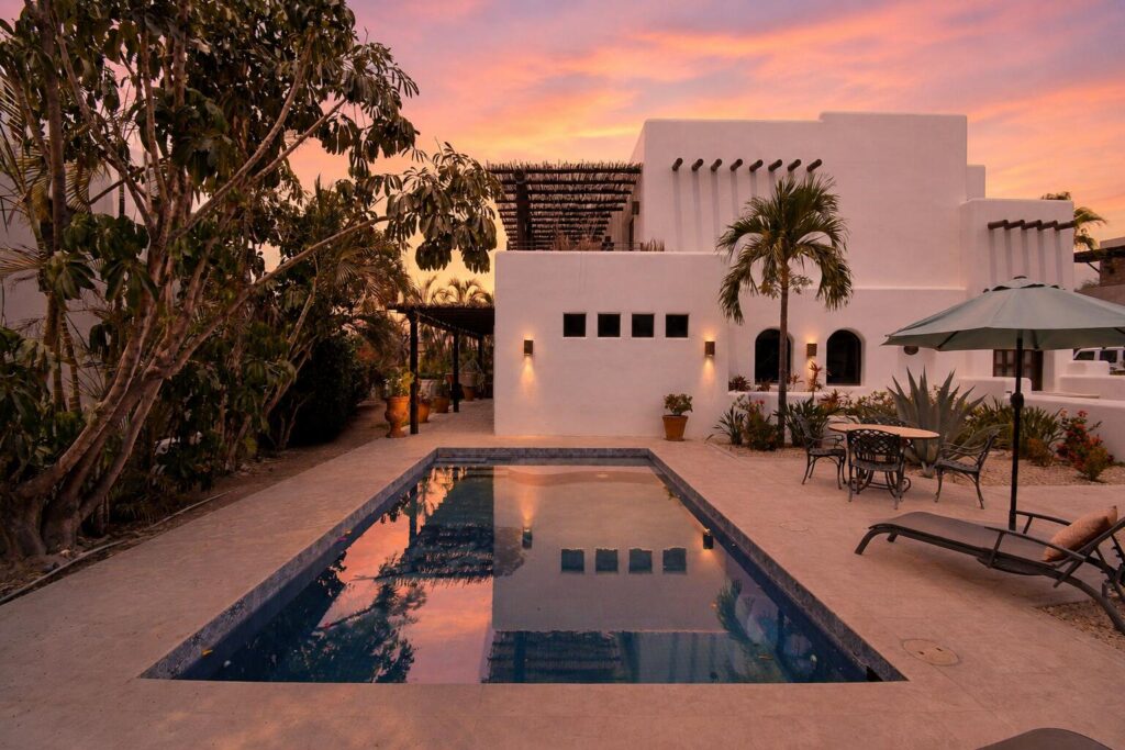 Los Cabos Jacarandas Residencia de dos niveles con 249.75 m² de construcción sobre 200 m² de terreno. Cuenta con 3 recámaras, 2.5 baños, sala con doble altura, cocina integral con barra desayunador y área de comedor con vista al patio.La recámara principal ofrece baño completo con tina tipo jacuzzi. Acabados en mármol, carpintería en tono oscuro y excelente iluminación natural. Patio amplio ideal para reuniones y cochera con portón eléctrico.Ubicada en zona residencial cercana a servicios y vialidades principales. – SN Cañon del Gato, Pacific, BS