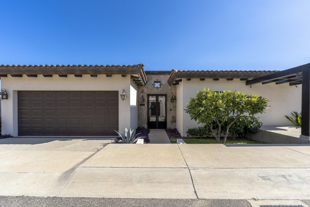 Los Cabos Fundadores Villa Maralta 62 offers contemporary coastal living in Puerto Los Cabos.This newly built 5-bedroom residence is designed around seamless indoor-outdoor flow, with main living areas opening toward the terrace, pool, and ocean – Via de Niza 5.5, Pacific, BS