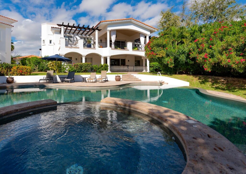 Los Cabos Paraiso Del Tezal Penthouse in Cabo San Lucas - Paraíso del Tezal #401An exclusive, one-of-a-kind custom penthouse in the heart of El Tezal.Fully furnished with designer décor and move-in ready this property combines elegance, comfort, and breathtaking for sale