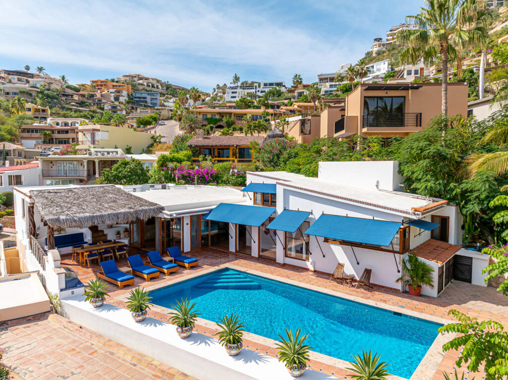 Los Cabos Pedregal Csl Introducing La Casa de la Familia Decker (Villa Agave Azul). An exceptional 3-bed, 3.5-bath residence located in the prestigious gated community of Pedregal, Cabo San Lucas. Perfectly positioned just minutes from the main gate, Marina, and downtown. Tastefully designed for relaxed coastal living, it offers an open layout connecting the living, dining, and kitchen areas to a spacious outdoor covered terrace which includes a functional BBQ area. Enjoy a 484 SqFt pool, large Jacuzzi/spa, and lush tropical landscaping that creates a private, peaceful retreat. Perfect for relaxing, entertaining and enjoying time with family and friends. La Casa de la familia Decker (Villa Agave Azul) is a unique opportunity, Ideal as a full-time residence, vacation getaway, or strong rental investment. – Costa Villa 104, C. Barranca, Cabo San Lucas, BS
