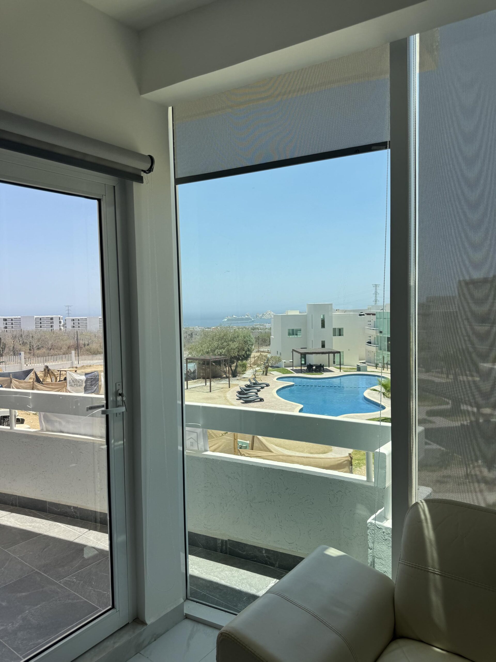Los Cabos Luna Del Tezal Excelente oportunidad en Luna del Tezal!Departamento de 2 recámaras y 2 baños, ubicado en el segundo piso. Cuenta con cocina integral equipada con cubierta de cuarzo, área de lavado, clósets, minisplits y persianas, listo para habitarse o destinarse a inversión. Sus amplios ventanales brindan excelente iluminación natural y una agradable vista hacia las áreas comunes del desarrollo. Ubicado en una de las zonas con mayor crecimiento y plusvalía de Cabo San Lucas, es una excelente oportunidad para adquirir un patrimonio o generar ingresos por renta. Precio de venta: – ISLA SAN LUIS, Cabo Corridor, BS